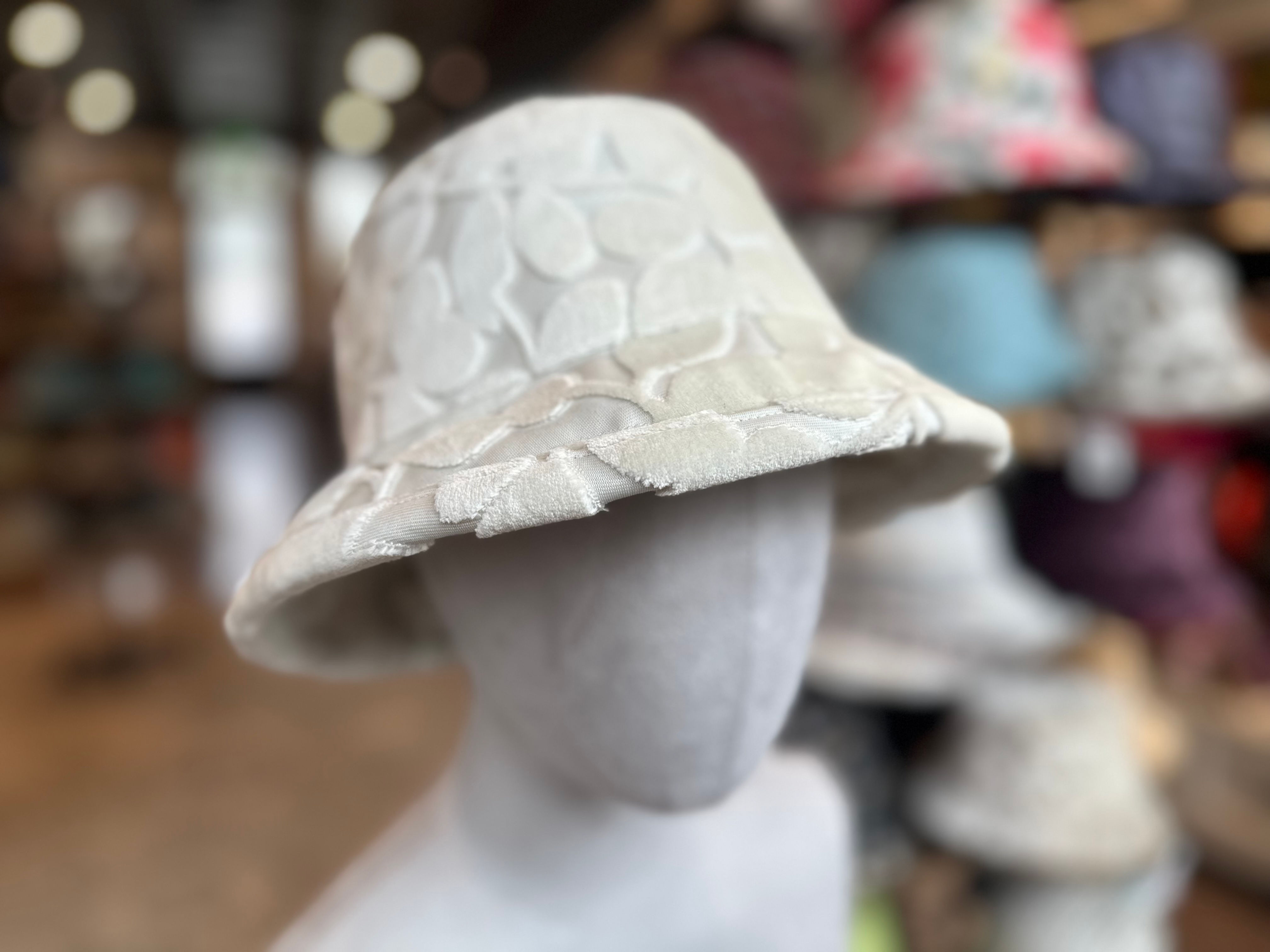 Winter White/Gold Crackle