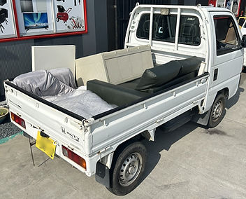 不要品(家具)を積んだ軽トラック