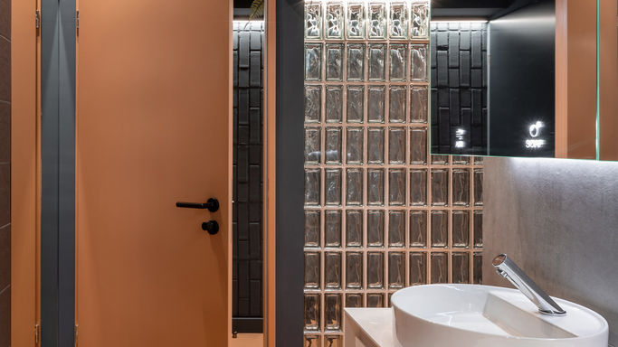 toaleta-it-firma-sklenene-tvarnice-pastelove-barvy