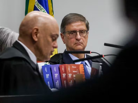 Alexandre de Moraes aciona PGR sobre pedidos de TV, acompanhamento religioso e livros para Bolsonaro 