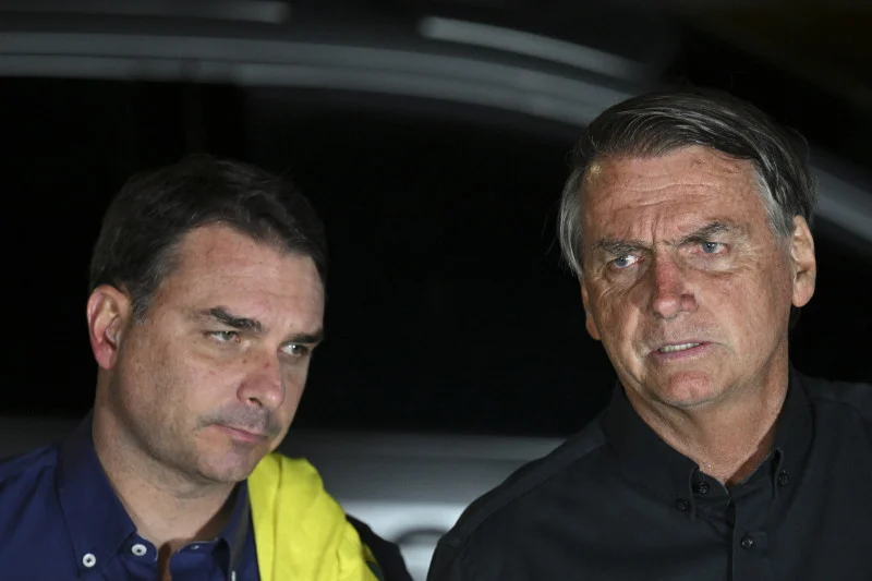 Alexandre de Moraes proíbe Flávio Bolsonaro de visitar Jair Bolsonaro por 90 dias