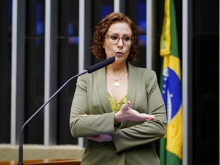 Câmara rejeita cassação e mantém mandato da deputada Carla Zambelli