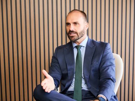 Eduardo Bolsonaro reage com firmeza à prisão domiciliar do pai e acusa Alexandre de Moraes de represália autoritária
