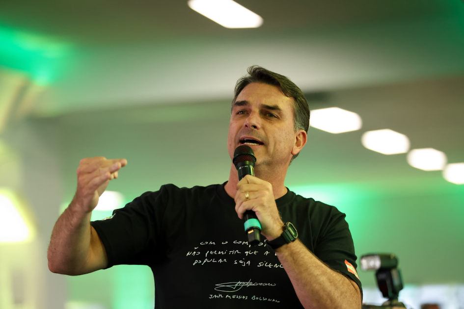 Flávio Bolsonaro culpa Lula por endividamento com bets e promete acabar com o "cassino online" se eleito