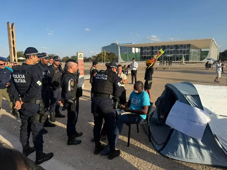 Alexandre de Moraes manda PM e PF retirarem deputados da Praça dos Três Poderes sob ameaça de prisão