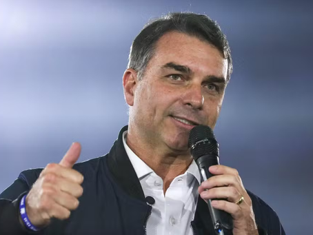 Flávio Bolsonaro firma compromissos com a bancada ruralista e promete juros menores, mais armazenagem e seguro agrícola