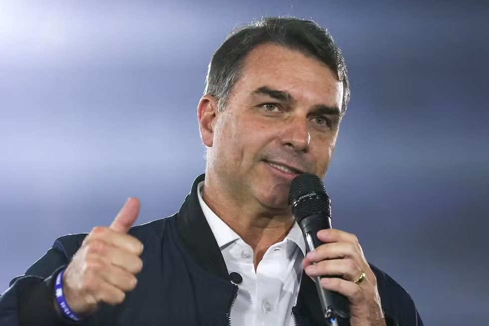 Flávio Bolsonaro firma compromissos com a bancada ruralista e promete juros menores, mais armazenagem e seguro agrícola