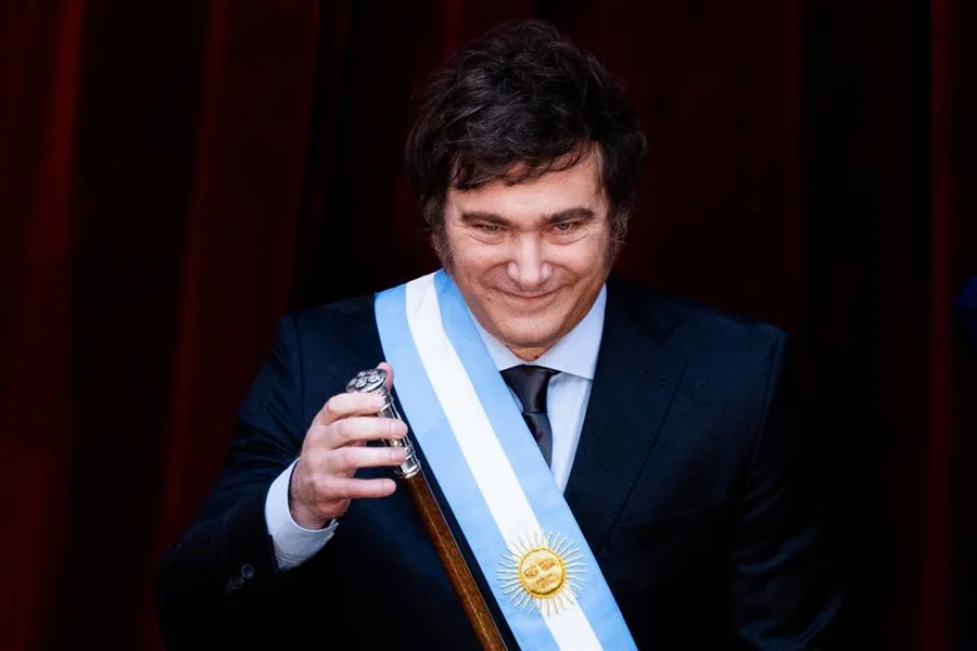 Risco-país da Argentina atinge menor nível desde a posse de Milei com queda de 77% desde janeiro de 2024