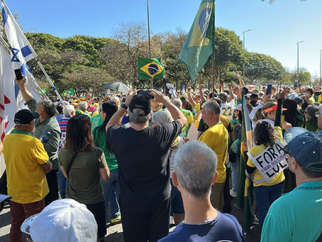 Brasília recebe manifestação espontânea em apoio a Jair Bolsonaro após nova ofensiva do STF