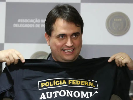Polícia Federal prende delegado que investigou facada em Jair Bolsonaro