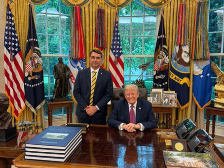 Flávio Bolsonaro divulga foto de reunião com Donald Trump