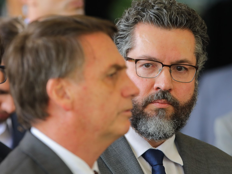 Ernesto Araújo critica abandono do legado conservador e defende aliança entre Bolsonaro e Trump