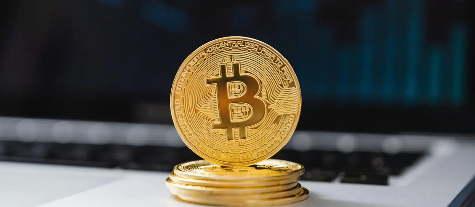Bitcoin dispara e se aproxima de marco histórico de US$ 100 mil
