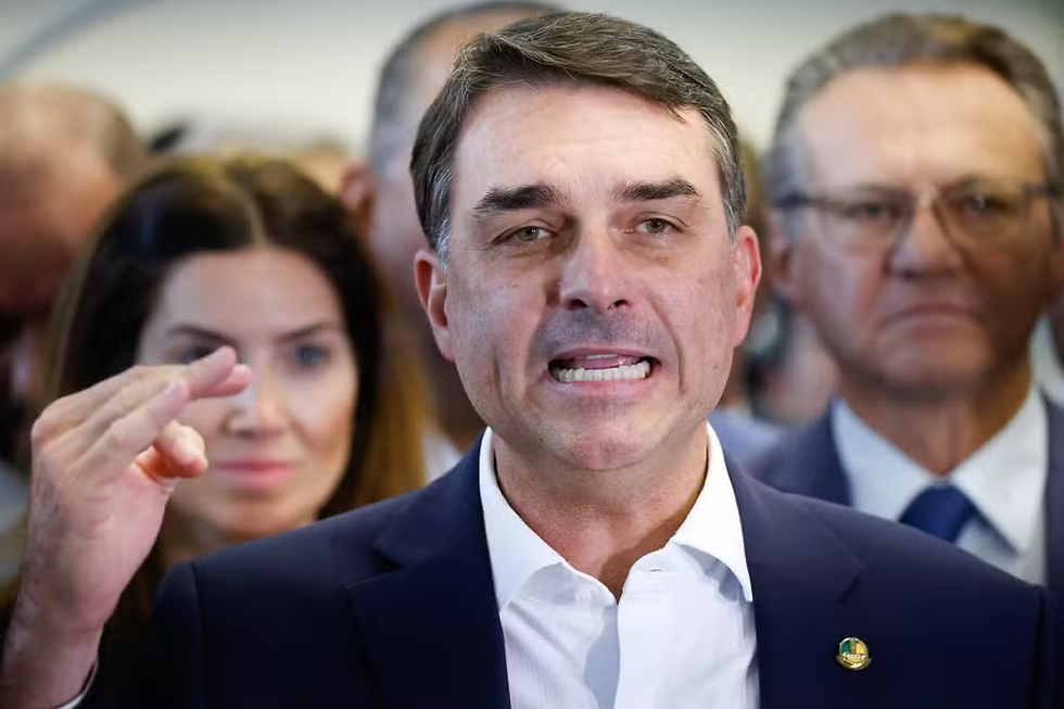 Flávio Bolsonaro pede CPMI do Banco Master e desafia: "Quero Vorcaro falando qual era sua relação com Lula e Moraes"