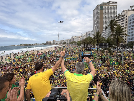 Flávio Bolsonaro inicia campanha eleitoral com comício em Copacabana