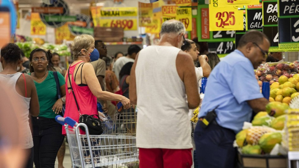 69% dos brasileiros dizem que preços aumentaram nas últimas semanas; 47% não teriam R$ 500 para emergência