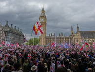 Dezenas de milhares vão às ruas de Londres no movimento "Una o Reino" e pedem renúncia de Keir Starmer