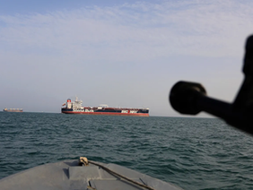 Estreito de Ormuz permanece efetivamente fechado apesar do cessar-fogo