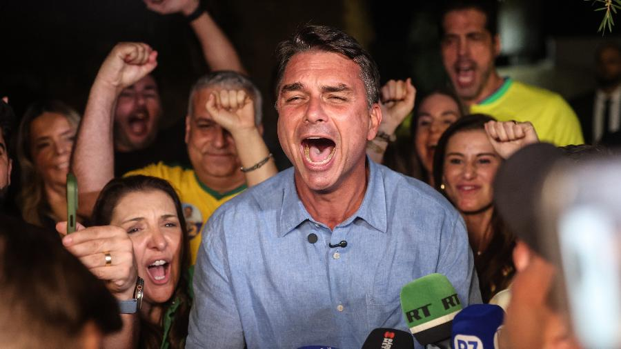 PoderData: Flávio Bolsonaro tem 53% dos votos válidos contra 47% de Lula no segundo turno