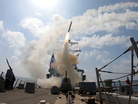 Irã afirma ter atacado porta-aviões dos EUA; três militares americanos morrem em meio à escalada do conflito