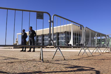 STF impõe cerco à Praça dos Três Poderes e restringe acesso de turistas em Brasília