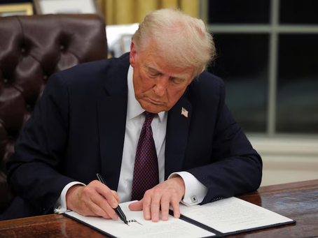 Trump assina ordem executiva que implementa tarifa de 50% sobre o Brasil