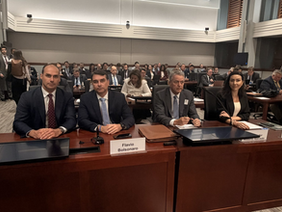 Flávio Bolsonaro discursa em inglês no USTR e pede adiamento das tarifas