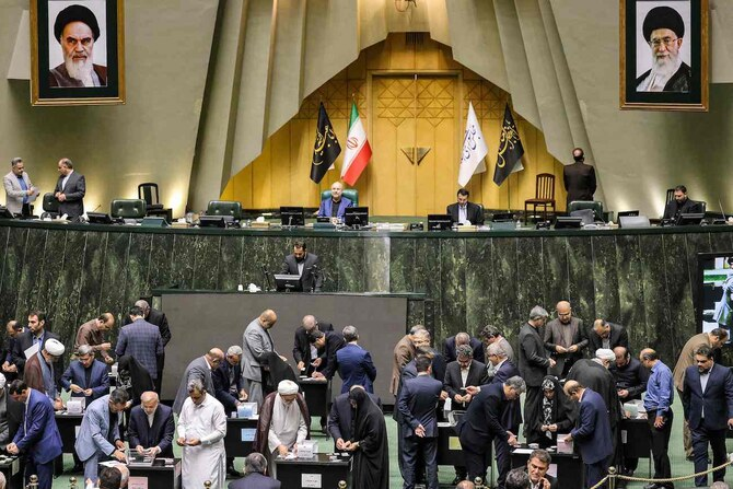 Parlamento iraniano aprova projeto para ampliar pena a quem conceder entrevistas a veículos "hostis"