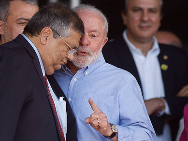 Flávio Bolsonaro pede afastamento de Flávio Dino de casos envolvendo o candidato, Lula e as eleições