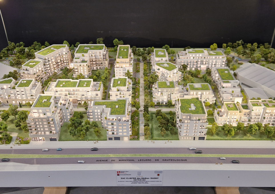 Maquette d'architecture réaliste de la ZAC Cluster des Médias à Dugny réalisée par Atelier Pyramid, montrant les immeubles résidentiels et l'aménagement paysager.