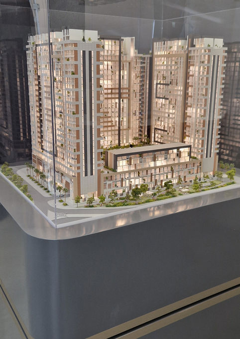 Voici une proposition pour le projet District à Abu Dhabi.

Texte ALT
Maquette illuminée sous vitrine du projet résidentiel haut de gamme "District" à Abu Dhabi : tours modernes reliées par un podium paysager, mettant en scène du mobilier sur mesure et des éclairages chaleureux.