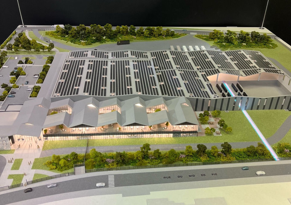 Vue de dessus de la maquette industrielle Eviden (Atos), montrant l'installation massive de panneaux photovoltaïques sur le toit et l'implantation rue du Nid de Pie à Angers.