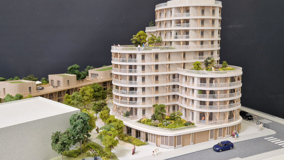Maquette du programme Jungle situé à Rennes, développé pour Bati Armor. Ce projet se distingue par son architecture bioclimatique et sa structure en bois apparente. Conçu comme un lieu de vie mixte et convivial, il intègre des habitations aux larges terrasses, des espaces collectifs, ainsi que des commerces et des ateliers d'artistes situés en rez-de-chaussée, le tout articulé autour d'un cœur d'îlot verdoyant.