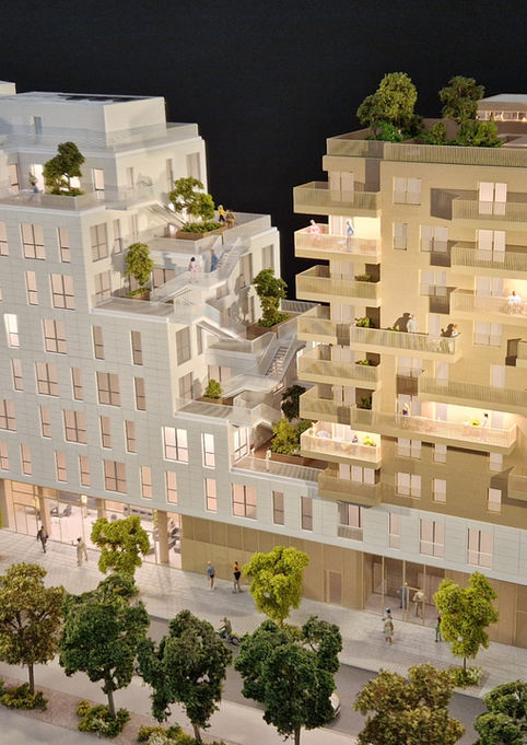 Vue globale de la maquette Avenir By Angevin à Rennes, montrant l'architecture en gradins, les balcons végétalisés et la connexion entre les deux bâtiments.
