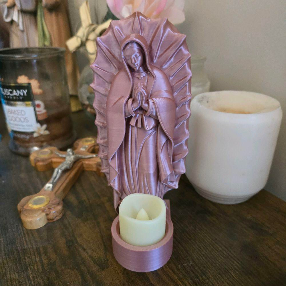Estátua de Nossa Senhora de Guadalupe com vela, 18 cm de altura.