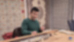 Meister Hanif repariert einen handgeknüpften Orientteppich in seinem Teppichatelier