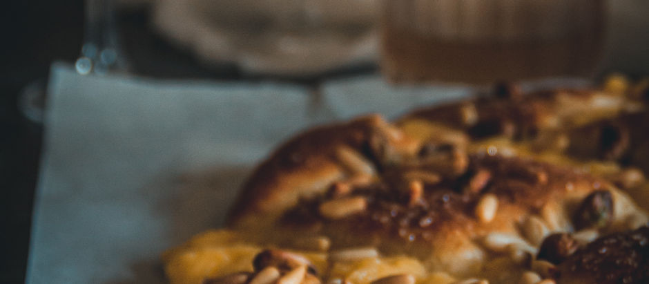 Saint John's Eve: Coca with pine nuts and pistachios