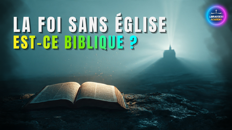 Bible ouverte sur un rocher éclairée par une lumière douce, silhouette d’église au loin dans la brume, ambiance contemplative