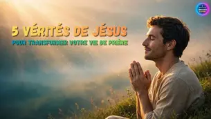 Homme en prière, les yeux fermés et les mains jointes, assis dans l'herbe à l'aube : les 5 vérités de Jésus pour transformer votre vie de prière