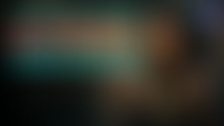 Une femme brisant ses chaînes, illustration de la liberté en Christ face à la domination de la paternité spirituelle