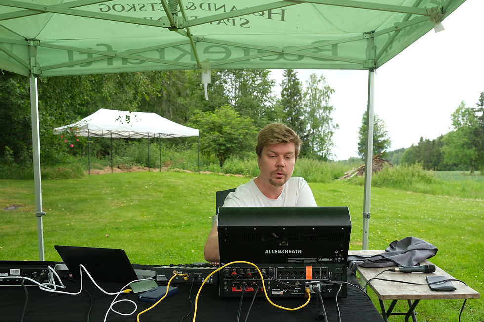 Fantastiske Erlend Grønvold Hanssen har stålkontroll på lyd og lys gjennom hele festivalen!