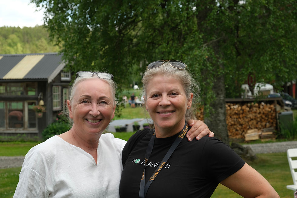 Gunn Pedersen og Marianne Henriksen Nessheim; mammaer for publikummere og artister.