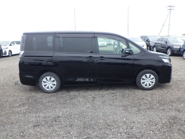 Thumbnail: Toyota Voxi, 2020, 7 seaters, low milege