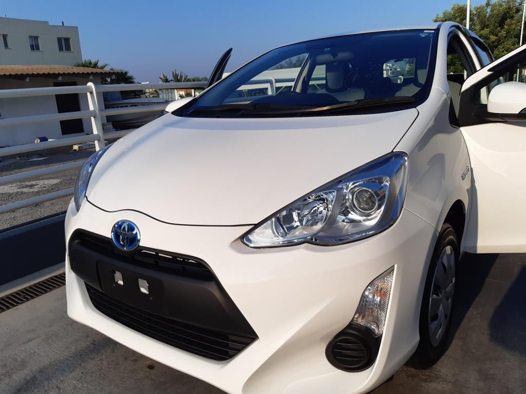 Тойота аква 2016 Hybrid-electric