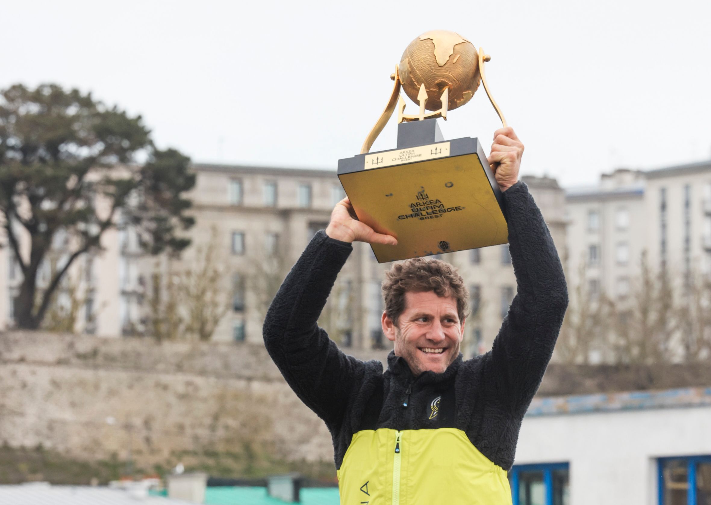 Charles Caudrelier brandit le trophée