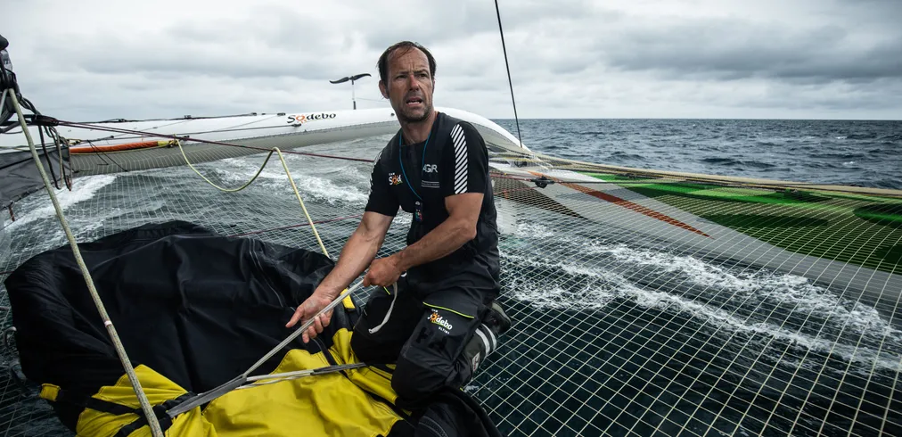 Thomas Coville en action sur son bateau en mer