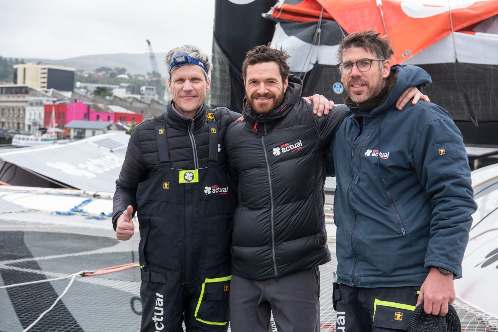 Gilles Avril et Jérémy Place, du Team Actual, entourant Anthony Marchand