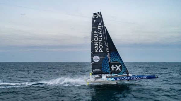 Ultim Maxi Banque Populaire en course sur l'eau