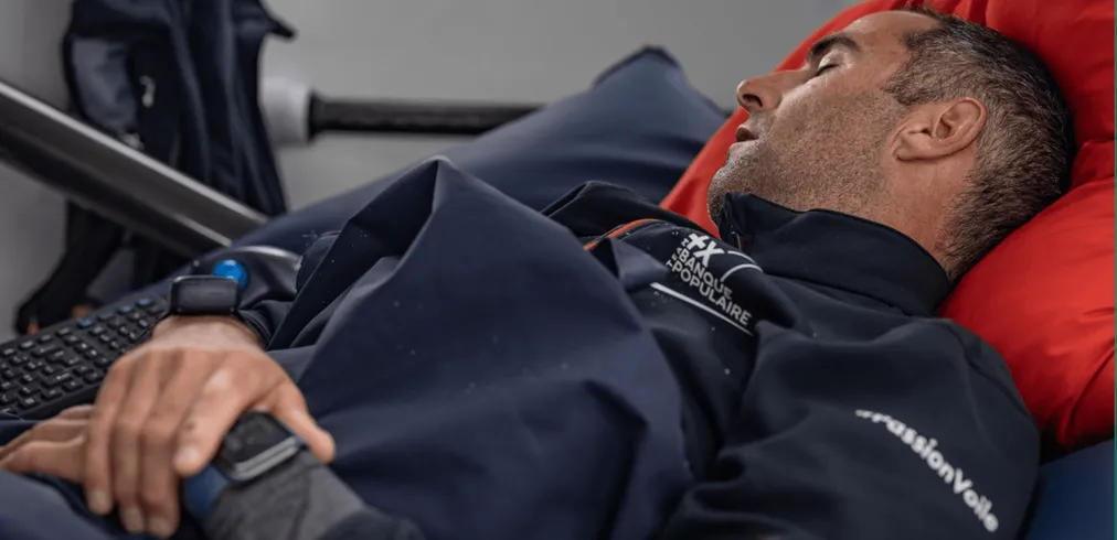 Comment bien dormir en course, en solitaire et en Ultime ?