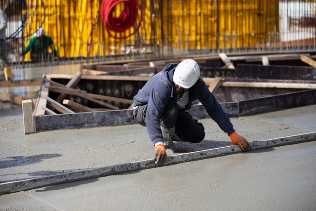 The concrete surface of the floor slab is smoothed after pouring.